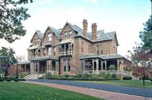 кирпичный фасад особняка с английскими мотивами